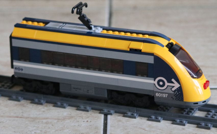60197 2 Eindwagon aangepast met passagiersruimte alles nieuw lego met rode sluitlichten dit is compleet gebouwd met stikkers los erbij boekjes